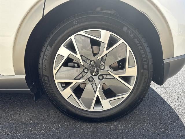 2024 Genesis GV60 Standard